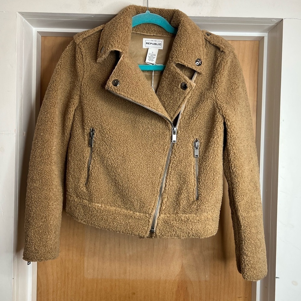 For The Republic Women’s Tan/Brown Teddy Jacket - Faux Fur. Size: Small